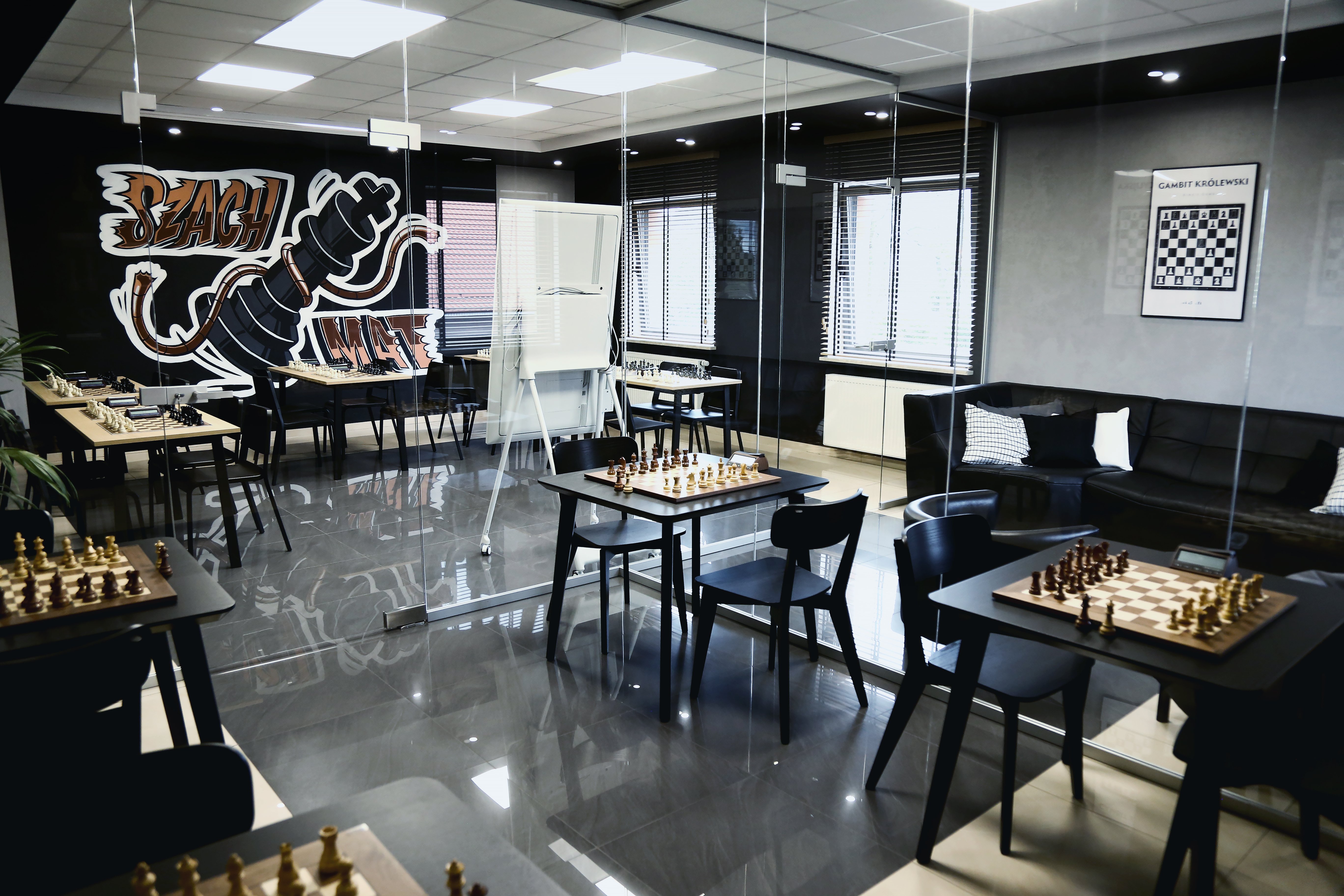 Skórzane fotele i kanapy, czarne stoły, lustra. To nie klub dżentelmenów tylko klub szachowy w Kosakowie