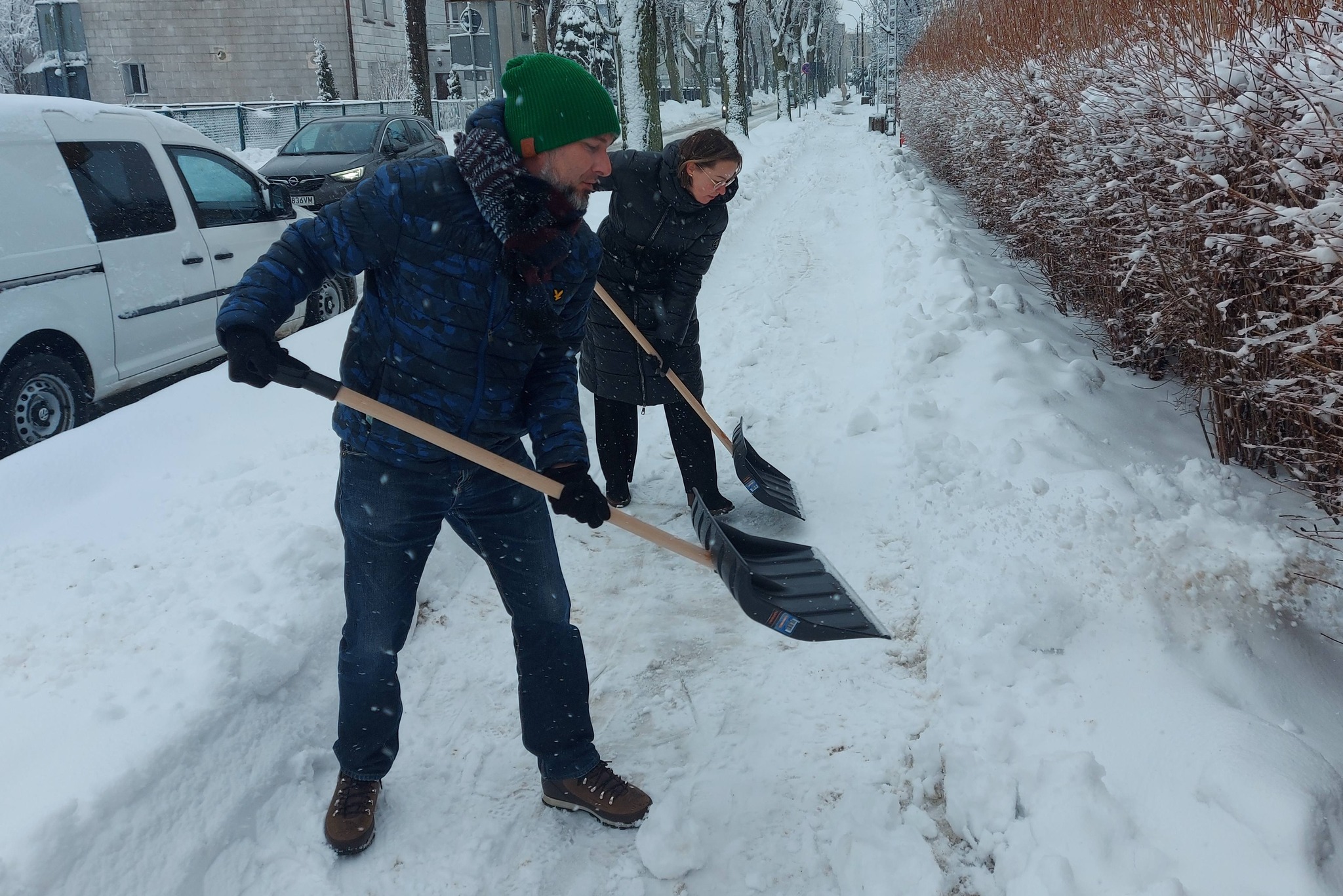 Urzędnicy chwycili za łopaty!