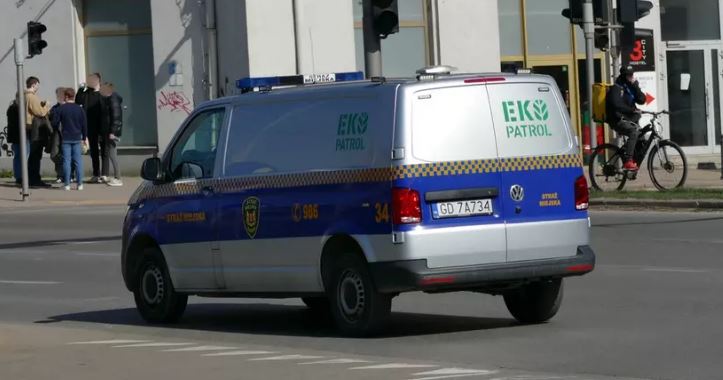 Zasłabł za kierownicą i wjechał na torowisko. Strażnicy wybili szybę!