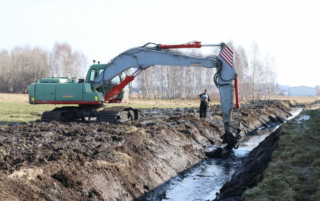 Wiosenne porządki w Lęborku. Trwa czyszczenie rowów melioracyjnych