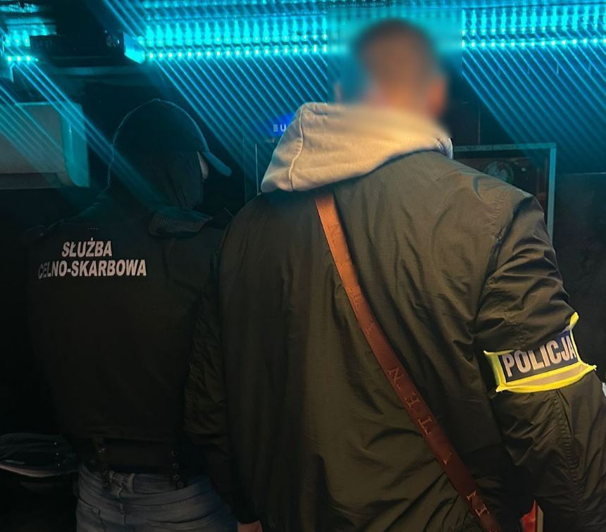 Weszli do salonów z automatami do gier. Zabezpieczyli 10 maszyn