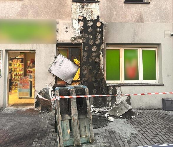 Podpalił palety, bo dostał mandat. Płonęła elewacja, szyld reklamowy i okna budynku