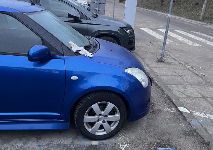 'A może kierowca leży na OIOM-ie?' Seria wezwań do zapłaty za wycieraczką przy szpitalu w Wejherowie