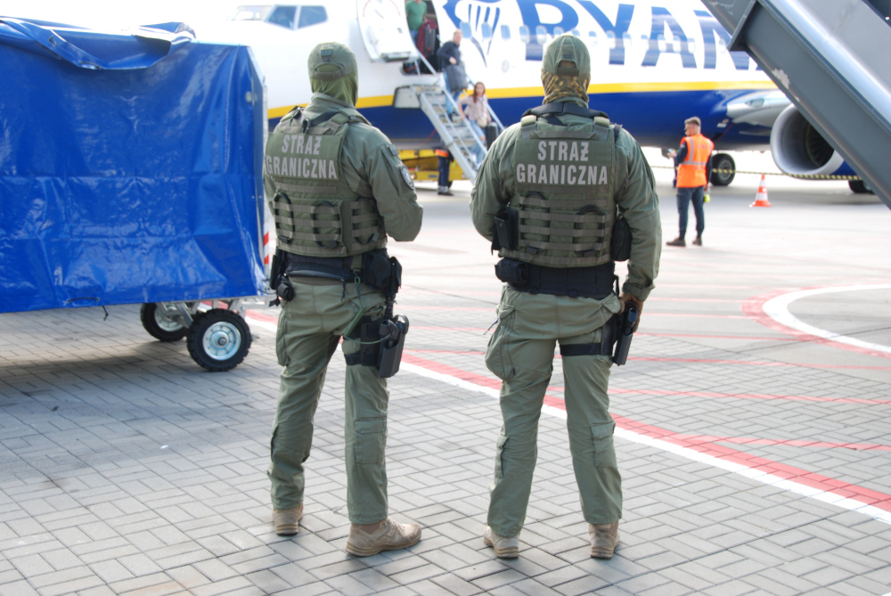 Lądowanie w kajdankach. Z pokładu samolotu trafił prosto do aresztu