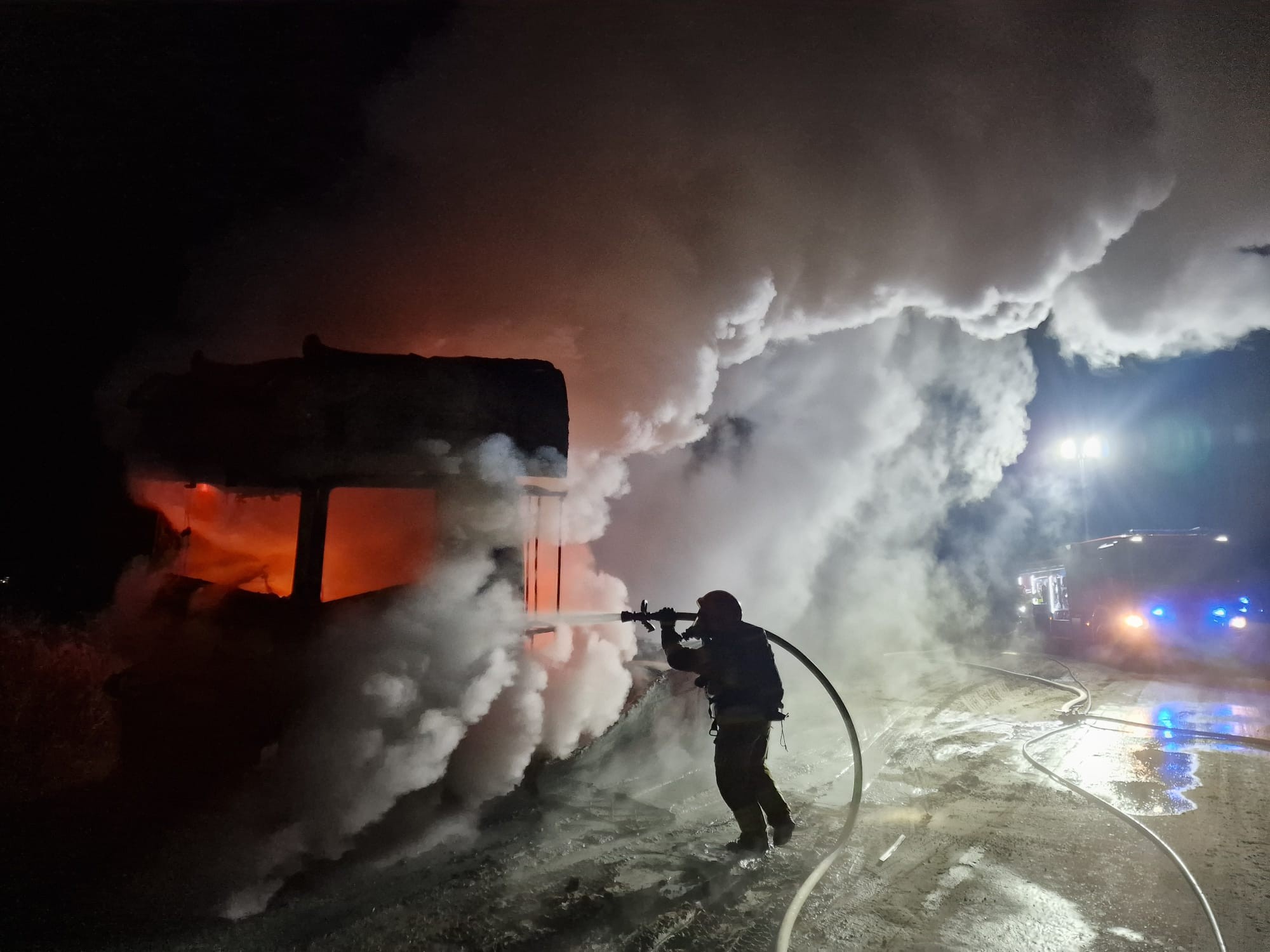 Pożar ciężarówki. Nocna akcja strażaków