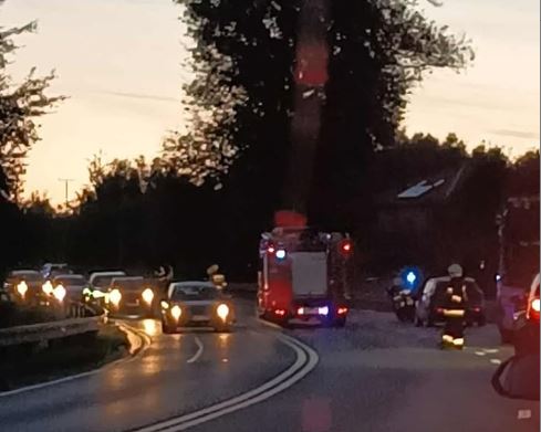 Niebezpieczne manewry zakończone wypadkiem. Jedna osoba w szpitalu