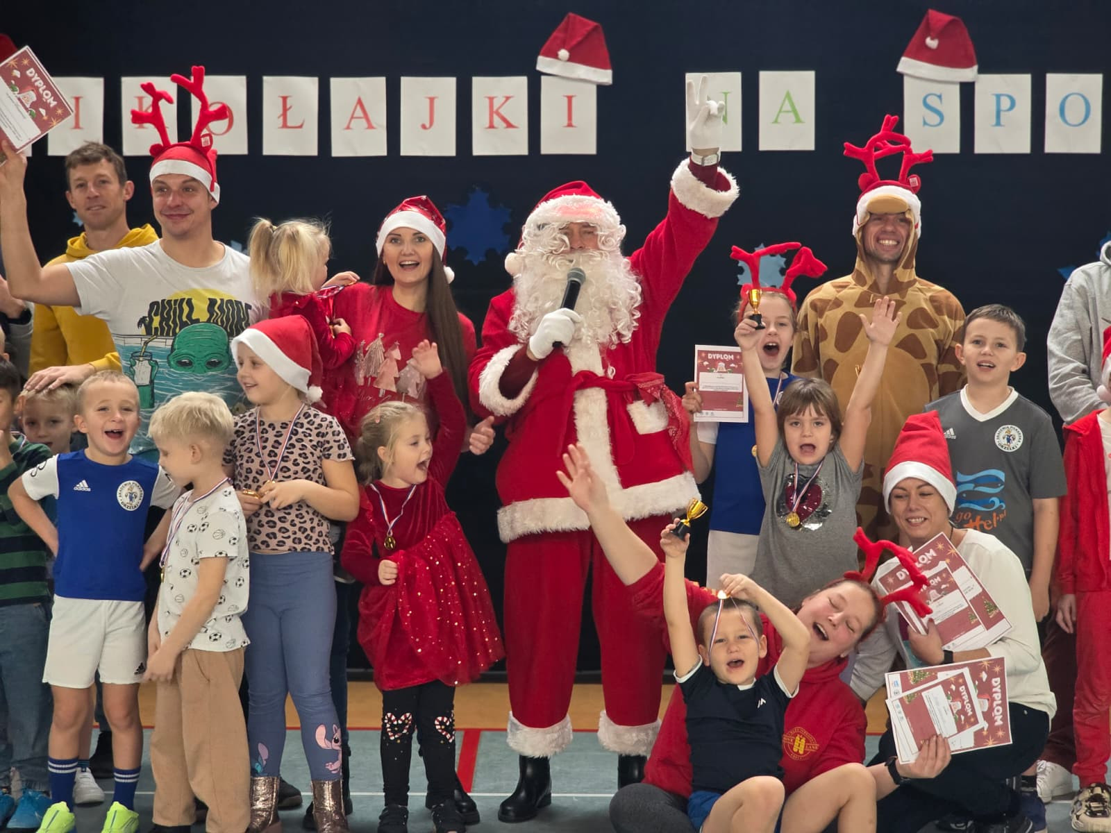 Mikołaj na motorze, a na boisku sportowa rywalizacja. Hel pełen sportowych emocji podczas Mikołajek 2025 | ZDJĘCIA