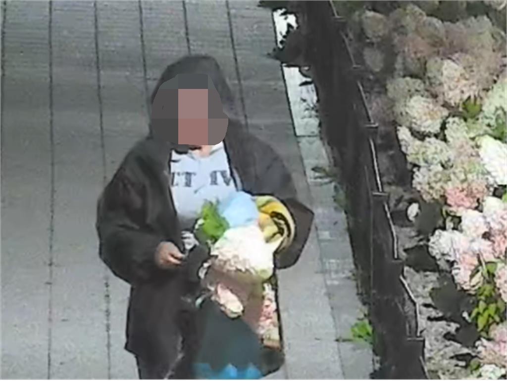 Tarapaty przez rabaty! Wyrywał kwiaty i rzucał je na trawnik