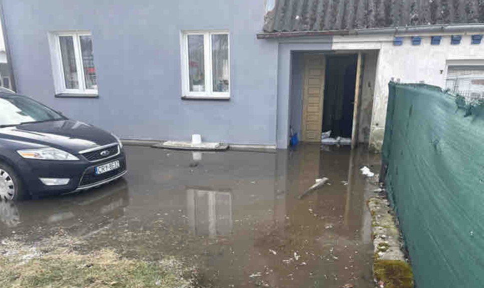 Zalana piwnica i podwórko. Strażacy wypompowywali wodę