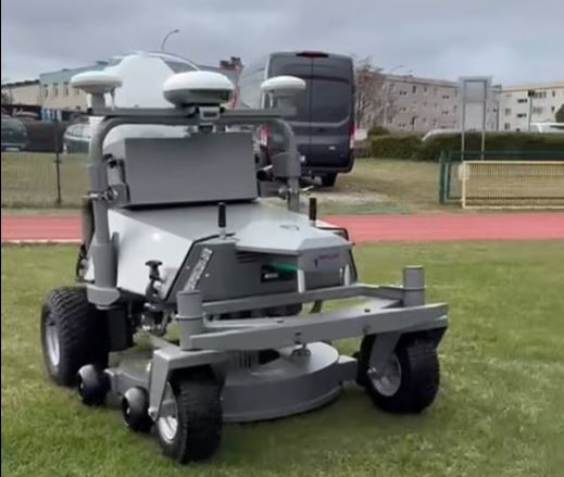 Nowy pracownik ośrodka sportu w Redzie. Na czterech kółkach dba o murawę boiska