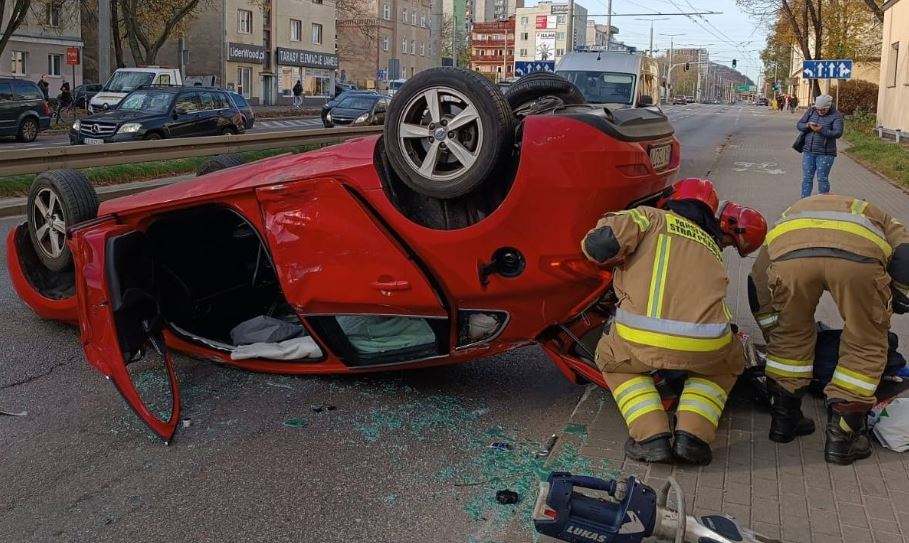 Dachowanie i trzy samochody rozbite. Utrudnienia na głównej ulicy miasta