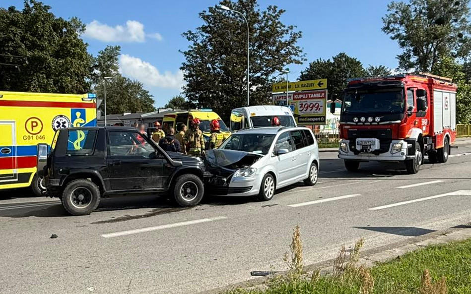 Groźny wypadek. Zderzyły się trzy auta