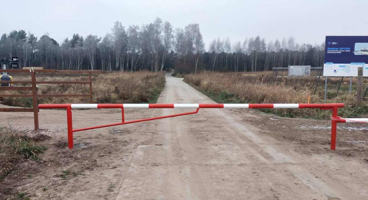 Szlaban na drodze prowadzącej nad morze. PEJ wyjaśnia powód jego ustawienia