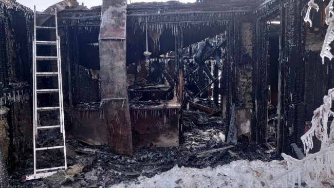 Pożar zabrał wszystko. Mieszkańcy jednoczą się, by pomóc pogorzelcom