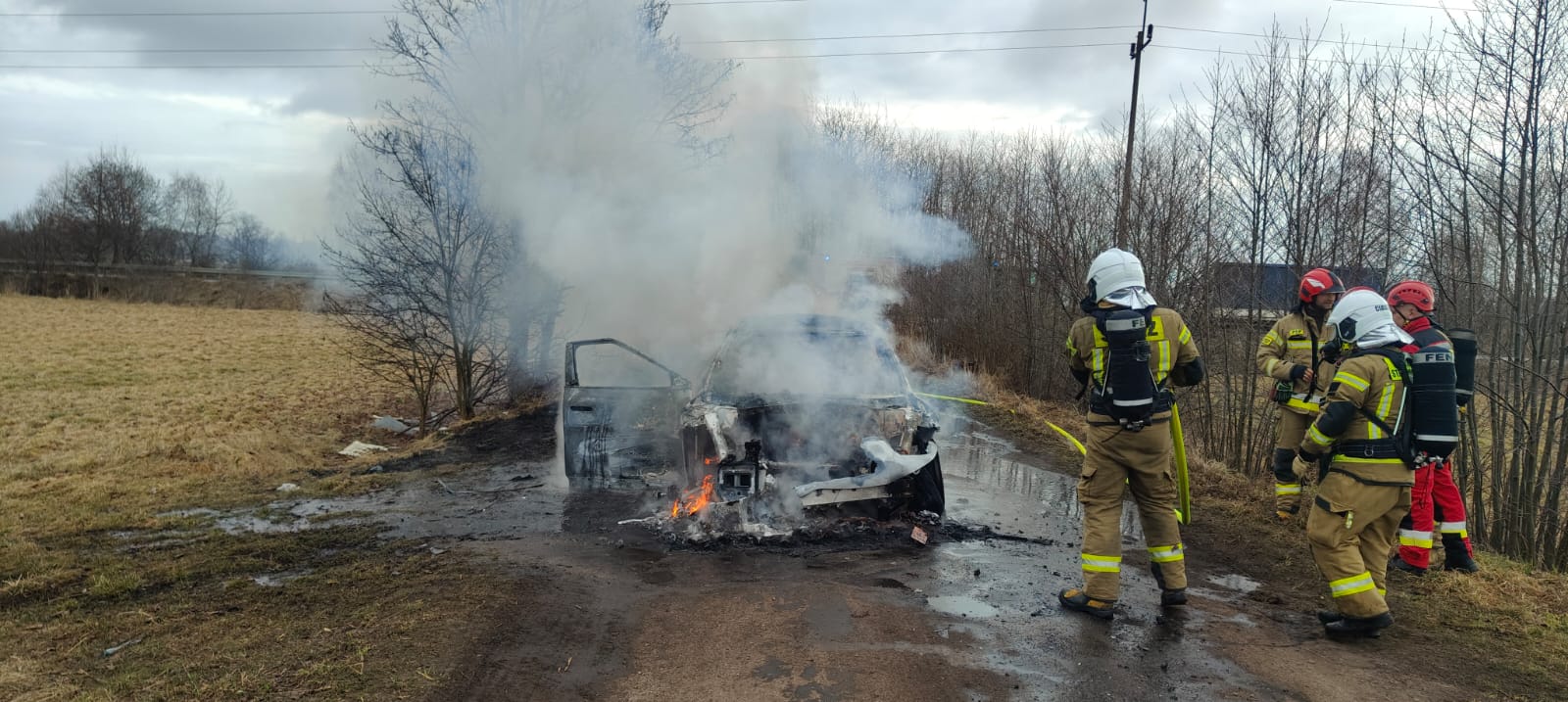 Pożar samochodu elektrycznego. Strażacy prowadzili długotrwałą akcję gaśniczą