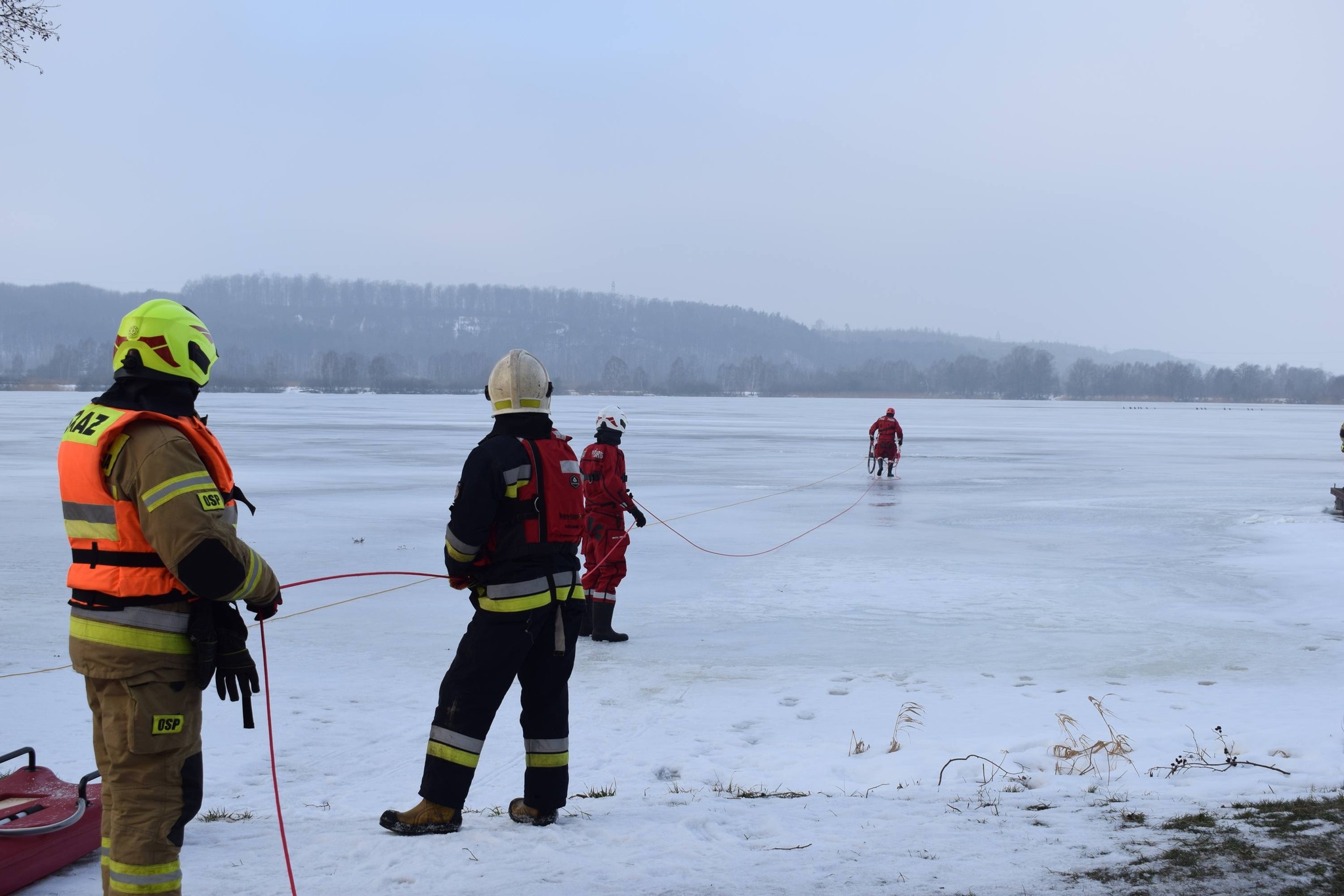 Ratownictwo lodowe w praktyce. Strażacy ćwiczyli na jeziorze