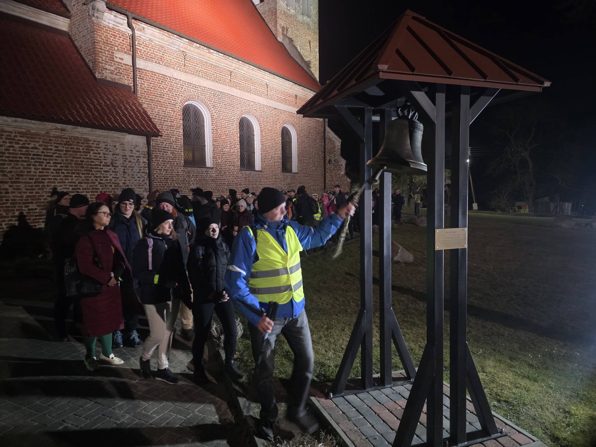 Z krzyżami w dłoniach wyruszyli na szlak. Na trasie aż 330 osób