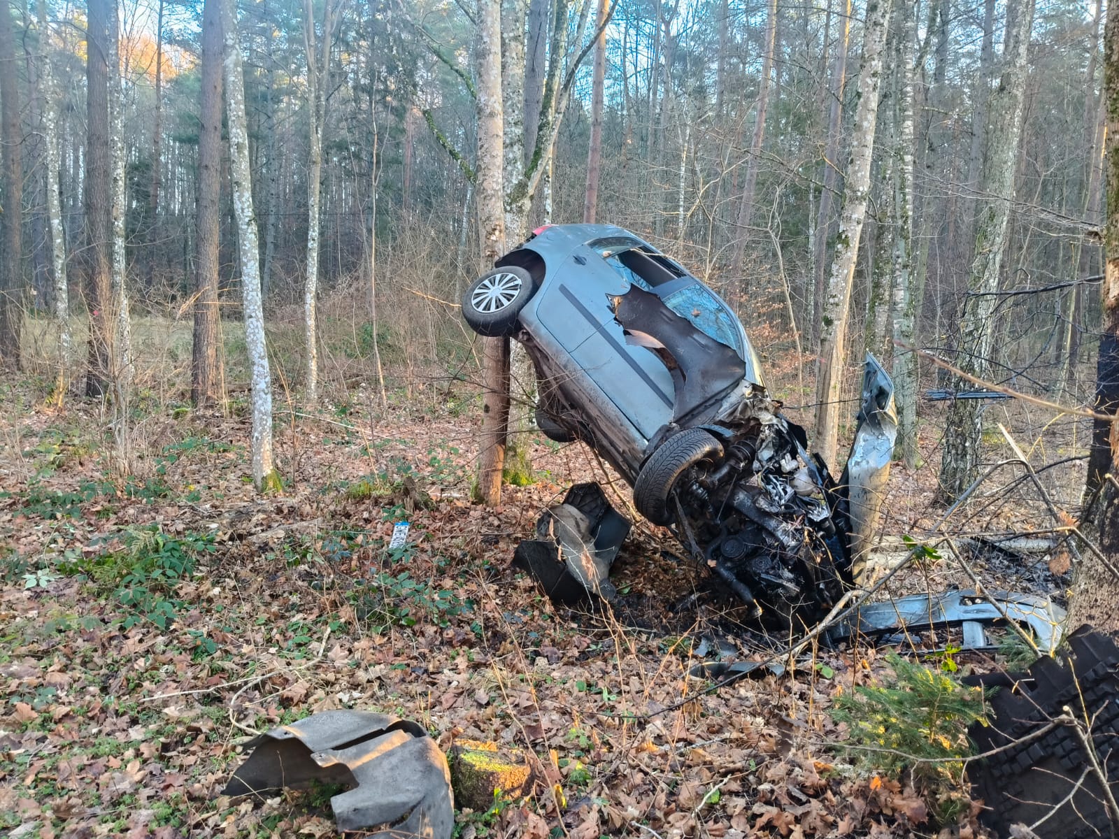 Wypadł z drogi i wpadł do rowu. Mężczyzna przewieziony do szpitala
