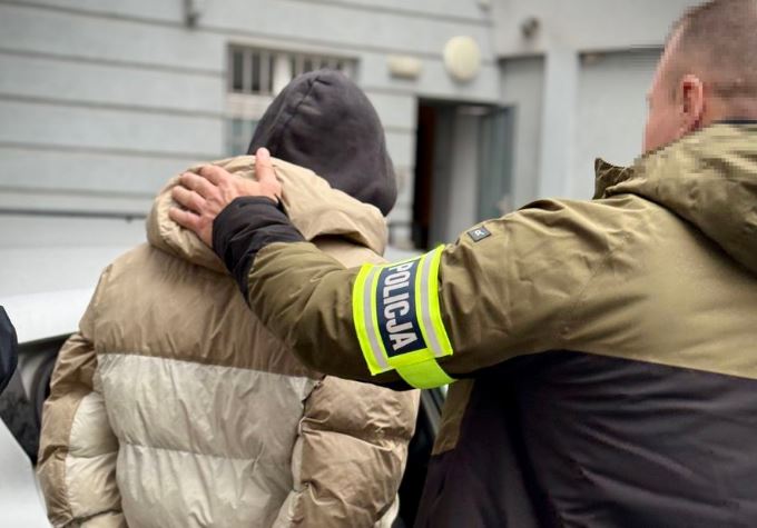 Pijana 18-latka uderzyła w twarz kierowcę autobusu. Miała przy sobie narkotyki