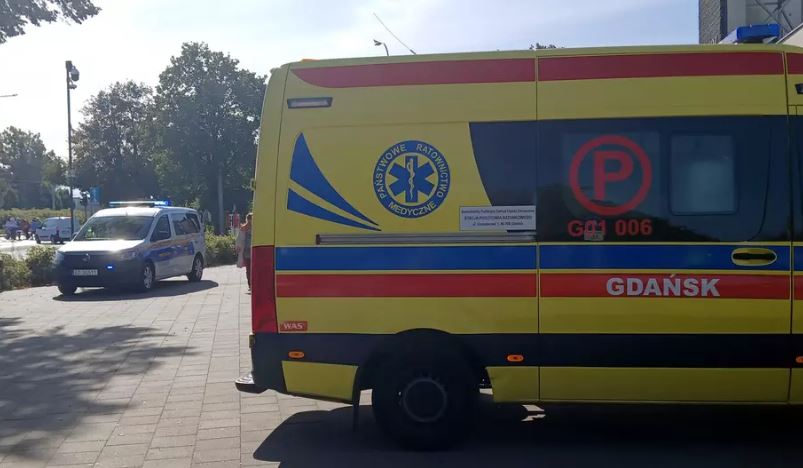 Upadek na targowisku. 71-latek z krwawiącą raną w rękach strażniczek