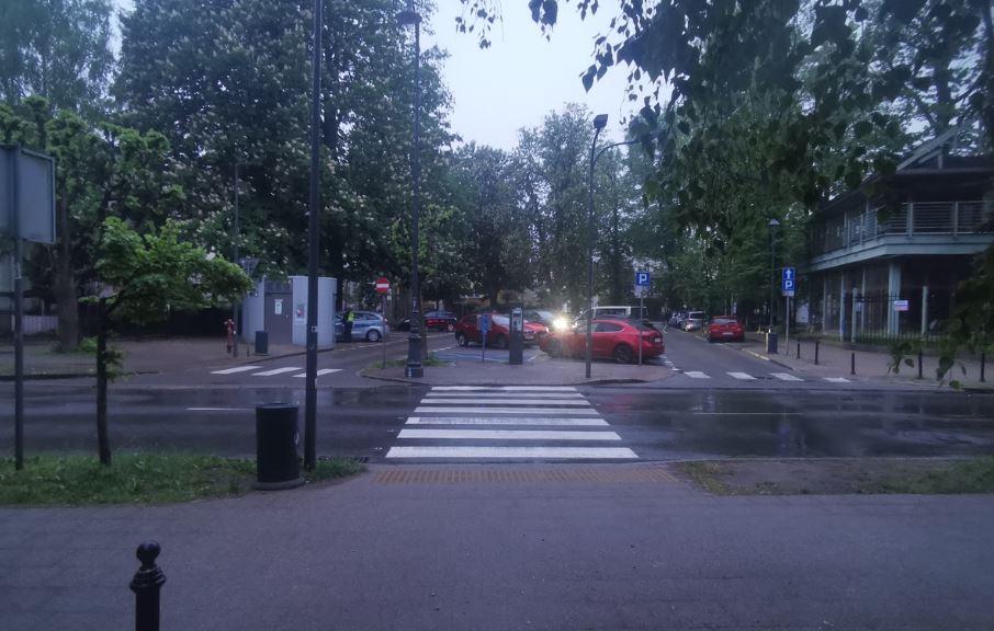 Wypchnął córkę spod kół taksówki, sam został potrącony