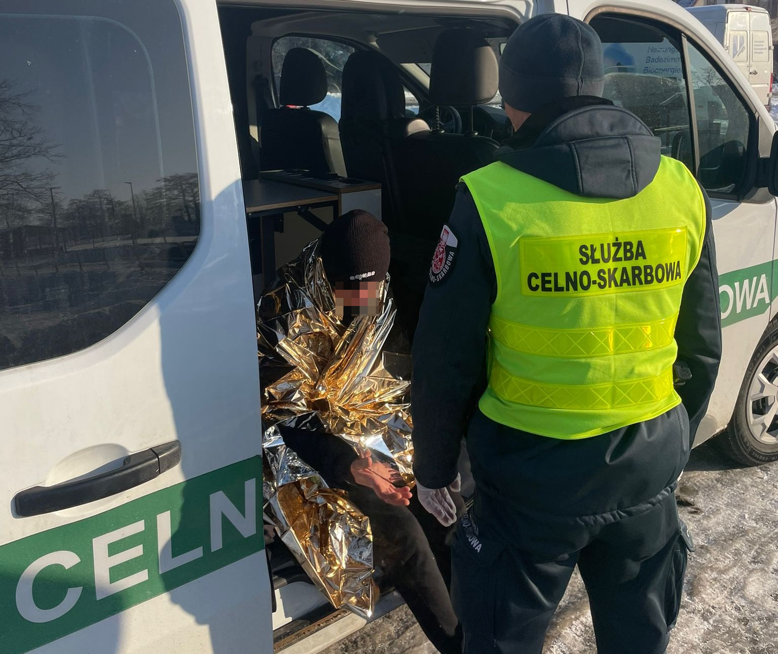 Leżał bez ruchu na przystanku i trząsł się z zimna. 'Został uratowany'