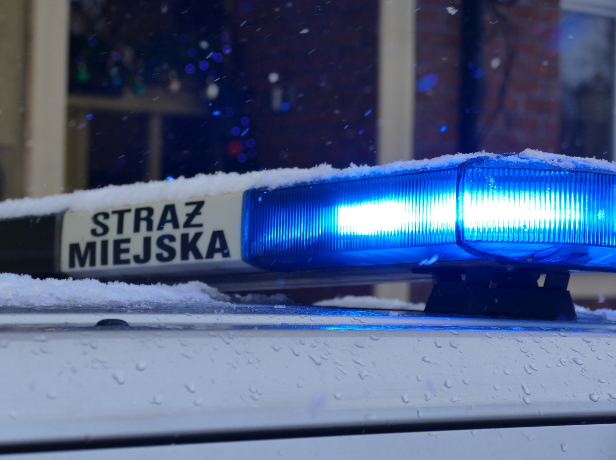 Minuty decydowały o życiu! Strażniczki eskortowały kobietę do szpitala