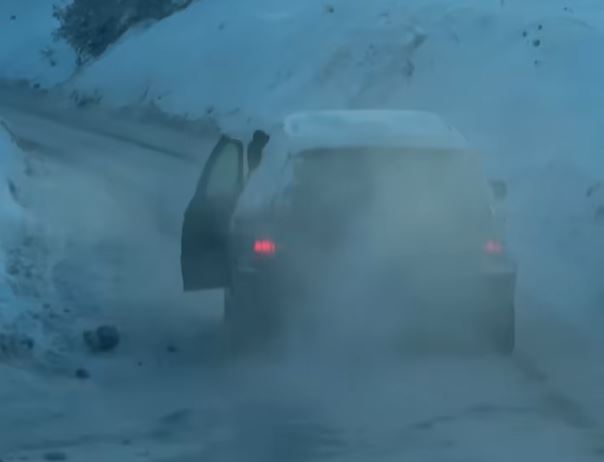 'Szyby zamrożone, drzwi otwarte! Nagranie kierowcy hitem Intenetu I WIDEO