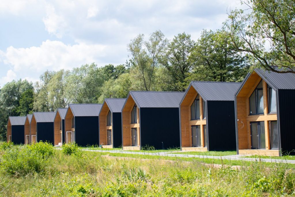 'Covidowe domki' w Mechelinkach przez cały czas stoją. Inwestor nie reaguje mimo prawomocnego nakazu rozbiórki