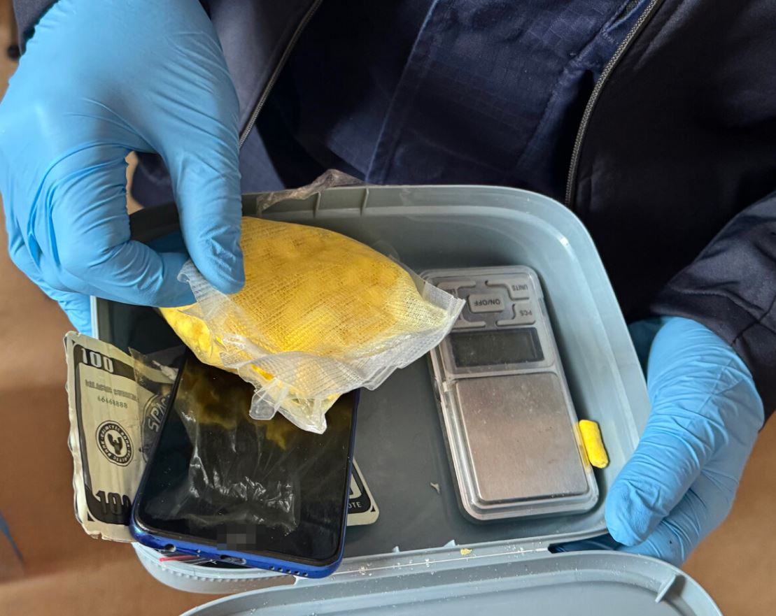 Narkotyki i sprzęt do ich porcjowania w mieszkaniu. 33-latek zaprzeczał, iż to jego