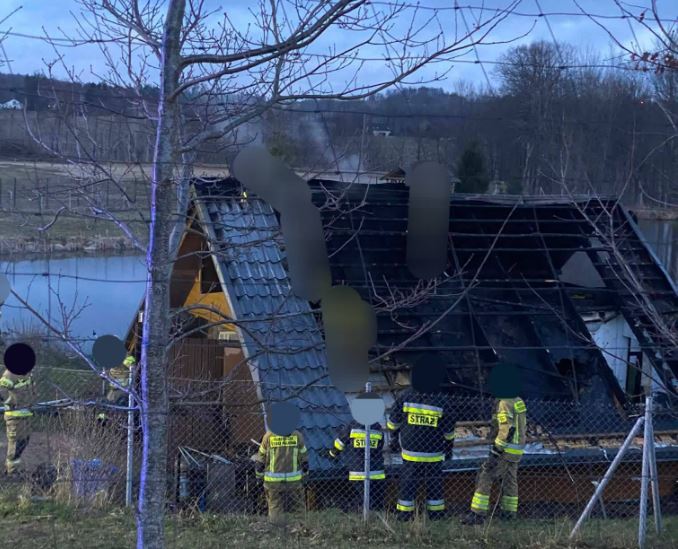 Wieczorny pożar domku letniskowego. Na miejscu kilka zastępów straży pożarnej