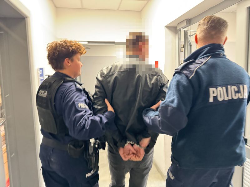 Pożar, ulatniający się gaz i groźba wybuchu. Policjanci zapobiegli tragedii