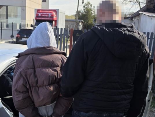 Kopali, pluli i przypalali papierosem. Wszystko nagrali