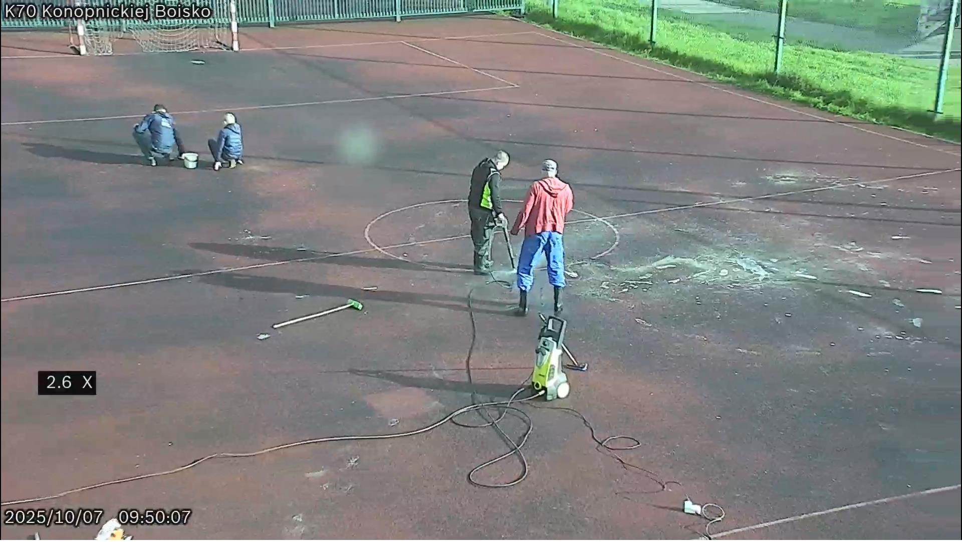 'Postawa rodzica zasługuje na słowa uznania.' Zniszczył boisko, więc musiał je posprzątać.