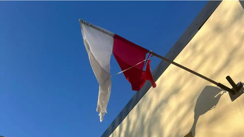 Flaga była brudna i podarta. 'Funkcjonariuszki nakazały jej zdjęcie'