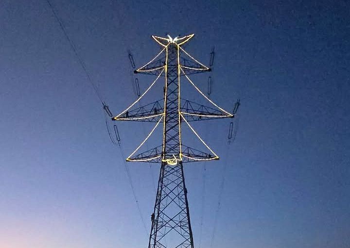 Świąteczna choinka… na słupie wysokiego napięcia