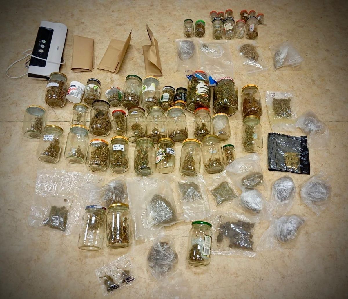 Na widok policjantów zaczął uciekać. Doprowadził ich do interesującego znaleziska