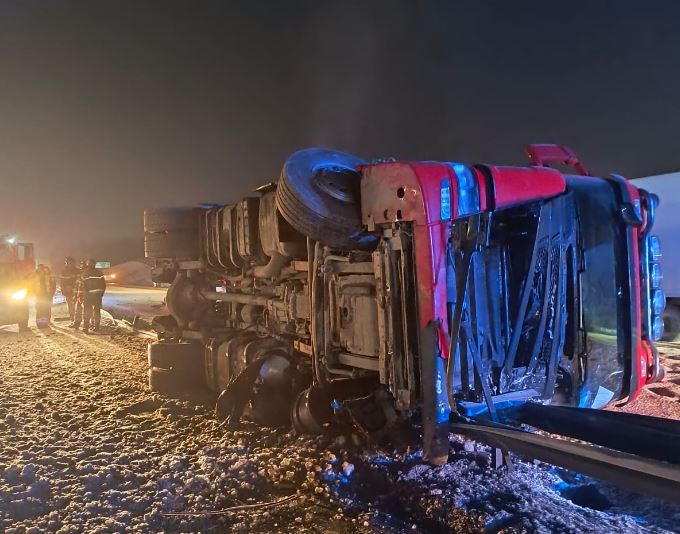 Utrudnienia na Obwodnicy. Ciężarówka na boku, zboże na jezdni.