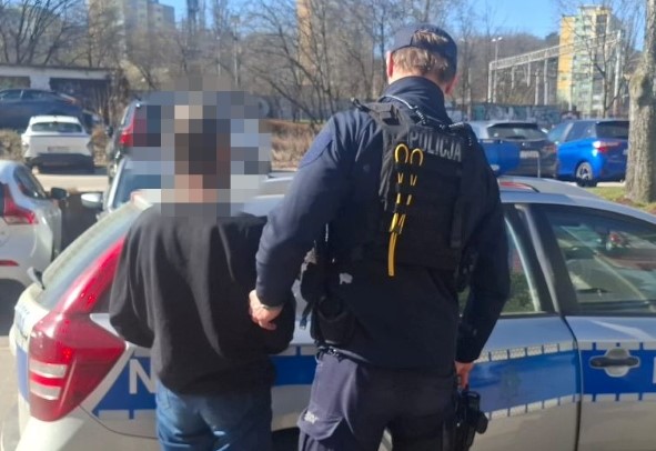 W skrytkach na klatce schodowej były... narkotyki