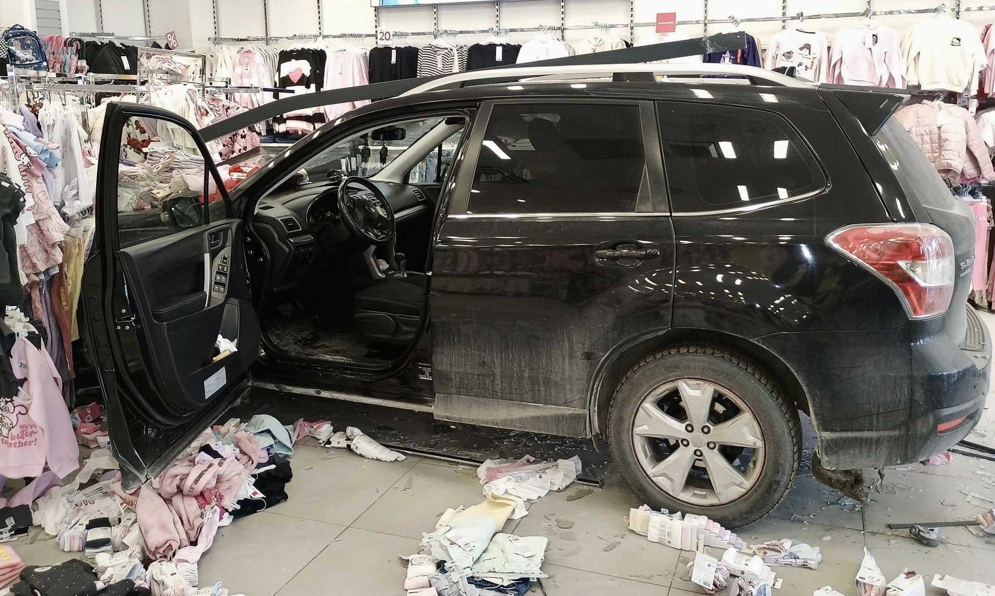 Pomyliła gaz z hamulcem. Wjechała w sam środek sklepu