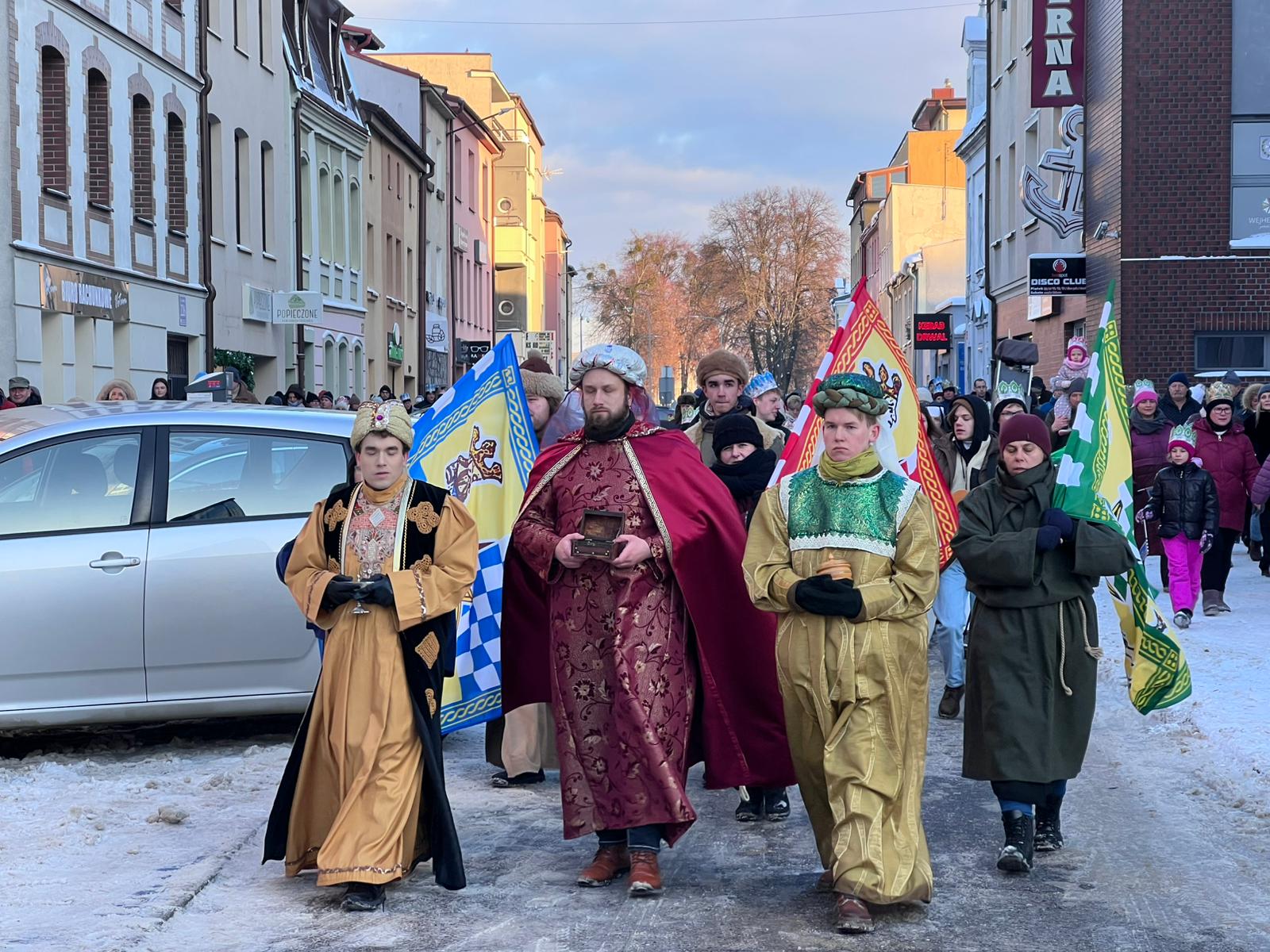 Śpiew, symbole i wspólna droga. Orszak Trzech Króli znów przeszedł ulicami