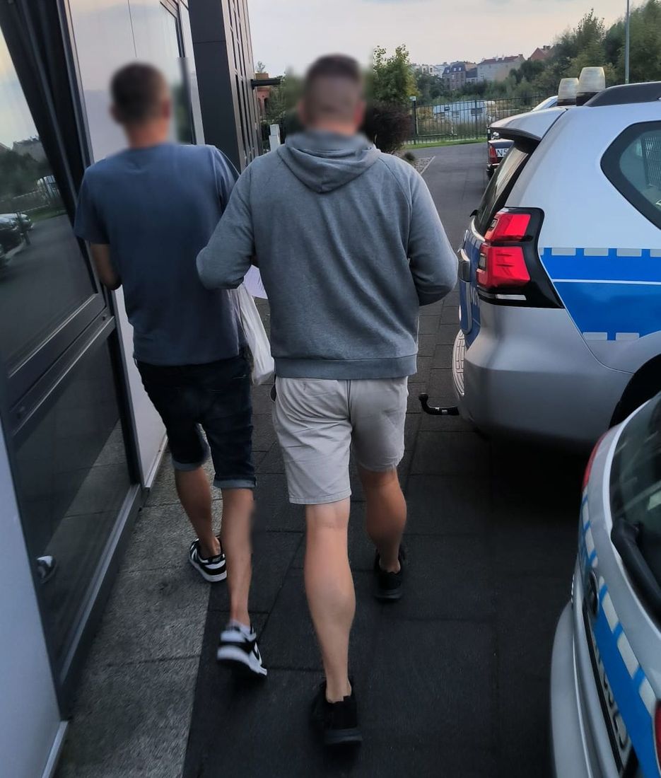 Uświadomił sobie, iż policjanci „depczą mu po piętach”. Sam zgłosił się na komisariat