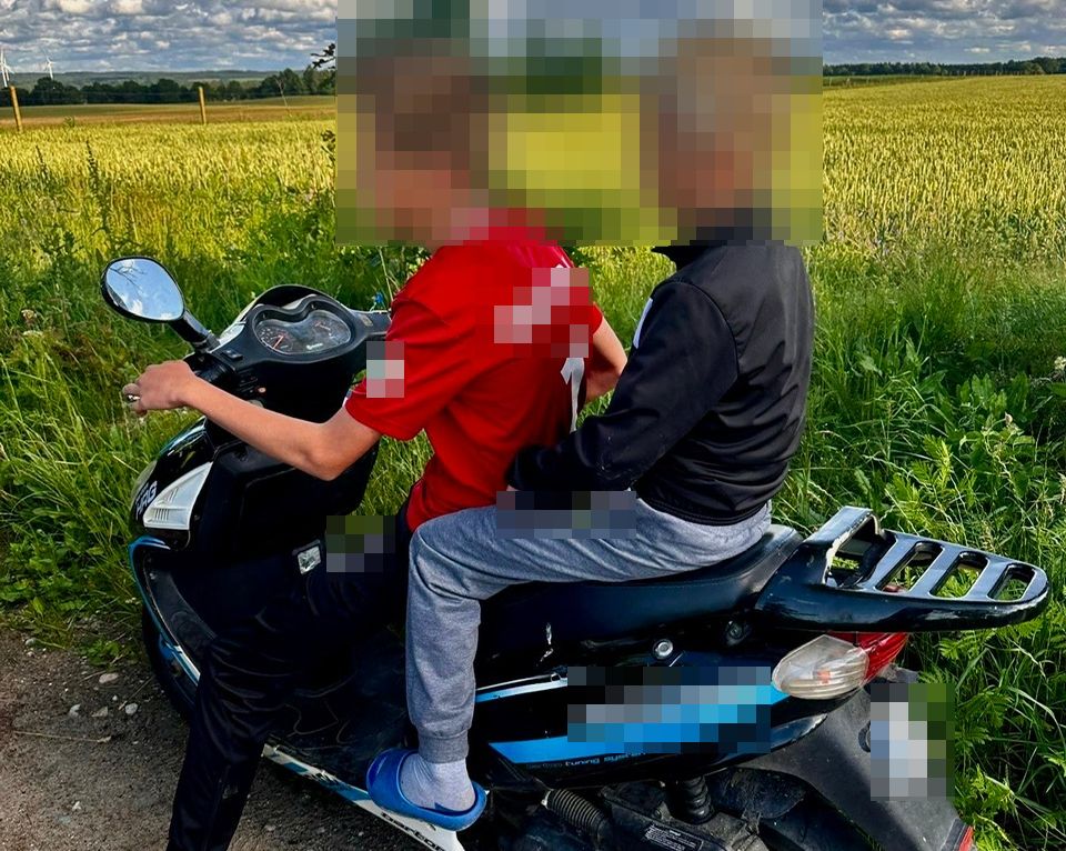 Mieli skosić trawę, wsiedli na skuter. 14-latek wiózł 11-latka