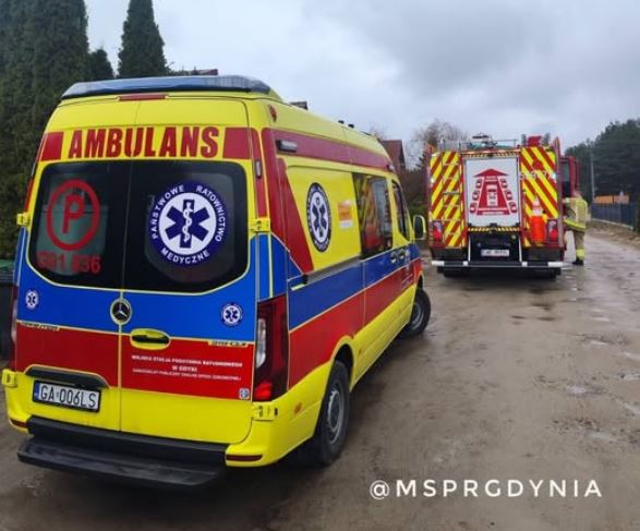 Ratownicy nie mogli wejść do domu. 95-latka w stanie zagrożenia życia