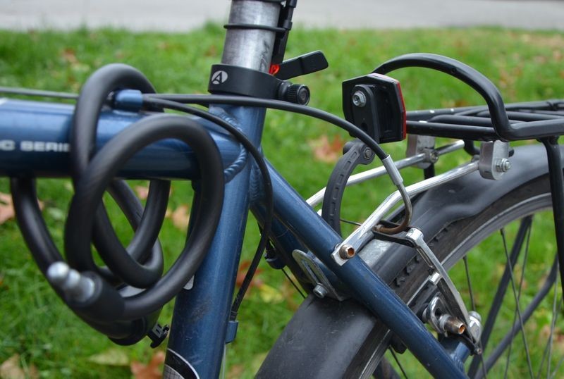 Kradzież roweru w Rumi. Policja szuka sprawcy i apeluje o solidne zabezpieczenia jednośladów