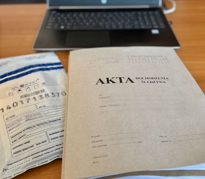 Wjechał w pole, uszkodził znak i uciekł z miejsca zdarzenia. Miał istotny powód