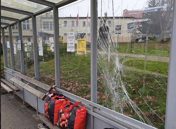 Uszkodził szybę w wiacie przystankowej i miał przy sobie narkotyki. Grozi mu do 5 lat więzienia
