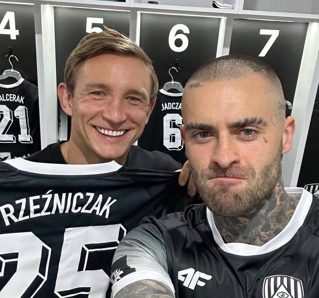 Quebonafide i Jakub Rzeźniczak na murawie w Gdyni. Sprawdź ile kosztują bilty