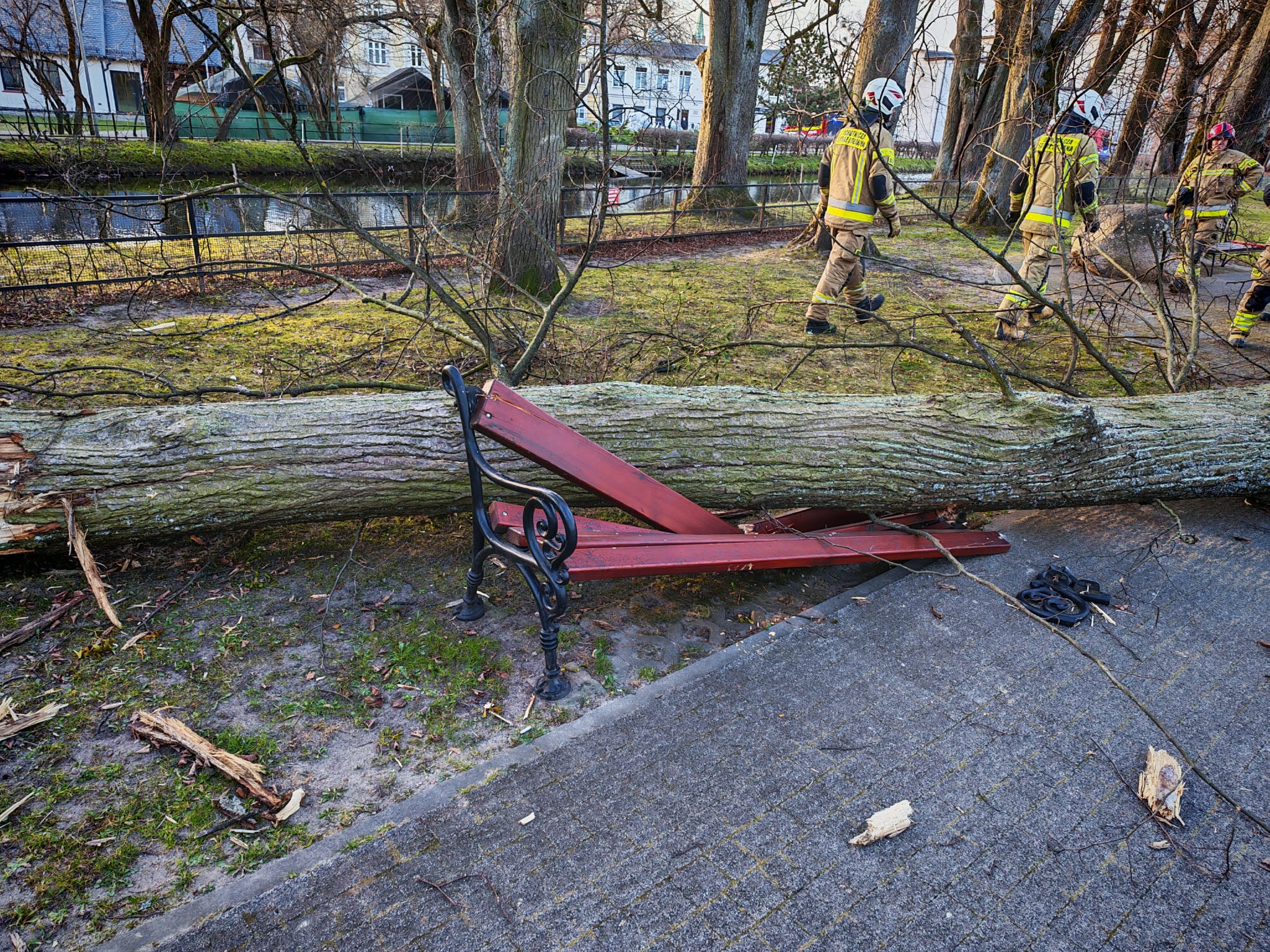 Wichura na Pomorzu: Ponad 300 interwencji, tysiące mieszkańców bez prądu