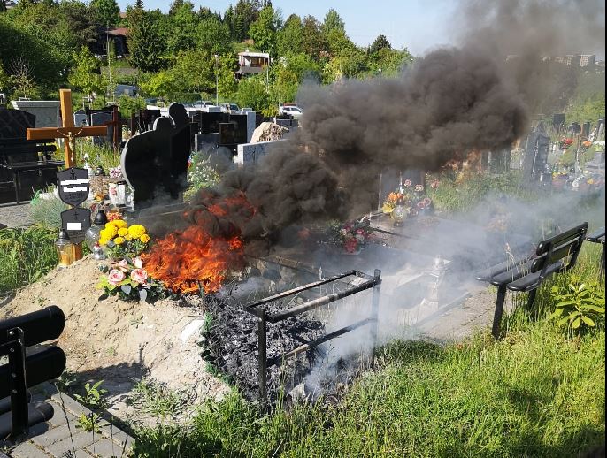 Gęsty dym nad cmentarzem! Płonęły wieńce i ławka
